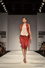 Model walk the ramp for Ashish Soni Show at Wills Lifestyle India Fashion Week 2012 day 4 on 9th Oct 2012 (104).JPG